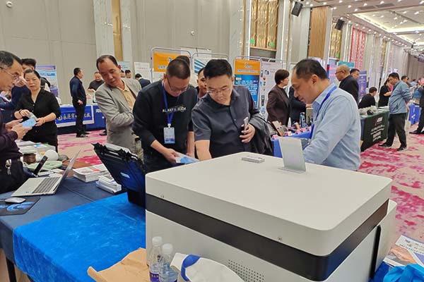 為嘉賓介紹手持式光譜儀